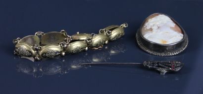 Lot including :
- An 800°/°° silver brooch...
