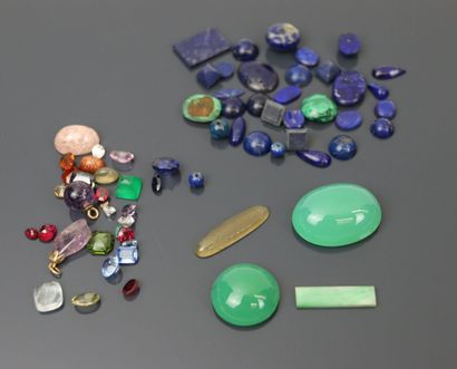 Lot of stones including : 
- Lapis Lazuli
-...