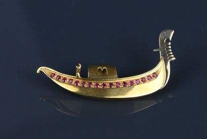 ITALY, Venice
Brooch in yellow and white...