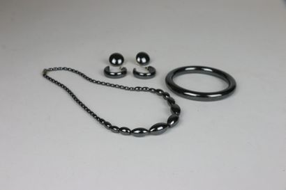Parure en hématite comprenant:
- Collier...