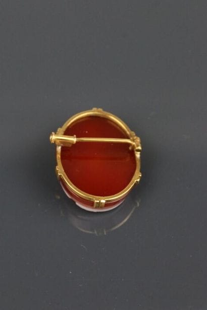 750°/°° yellow gold brooch set with an agate...