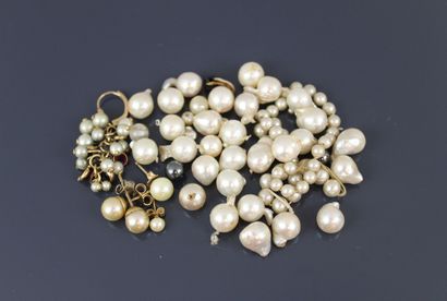 A set of earrings in gilt metal and cultured...