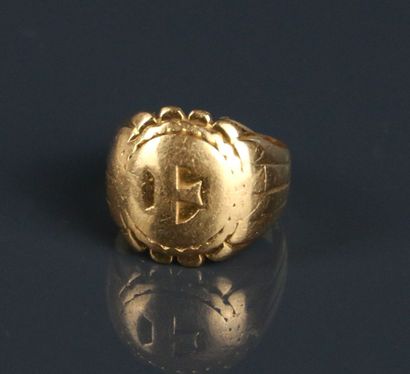 Chevalière in yellow gold 750°/°° engraved...