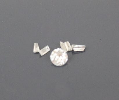 Five tapers-cut diamonds 
Total weight :...