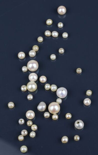 Batch of 
- two-hole cultured pearls in various...