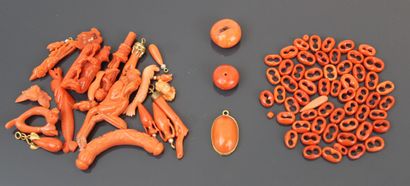 Coral set including :
- a gold medallion...