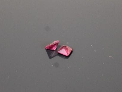 Two troïdia-cut sapphires.
Weight: 0.27 ct...