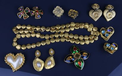 YVES SAINT LAURENT
Broche en métal doré en...