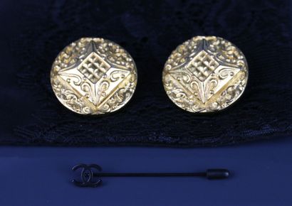 CHANEL
Paire de clips d'oreilles en métal...