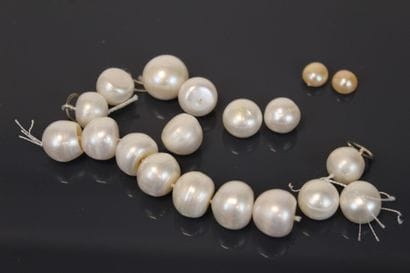 Set of white freshwater pearls
Diameter:...