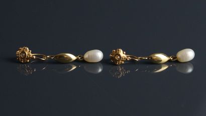 Two pairs of sleepers in yellow gold 750°/°°,...