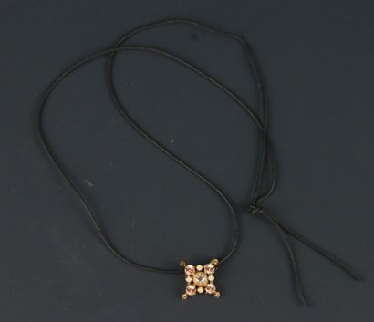 CHRISTIAN LACROIX
Pendentif croix en métal...