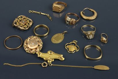 Lot of jewels and fragments in yellow gold...