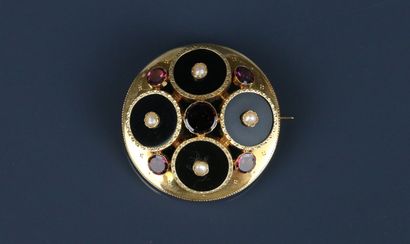 Round brooch in yellow gold 750°/°° set with...
