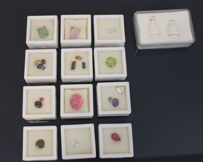Important lot of gemstones including:
2 shell-shaped...