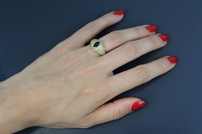 Yellow gold 750°/°° ring centered on a half-set...