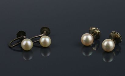 -Pair of 750°/°° white gold stud earrings...