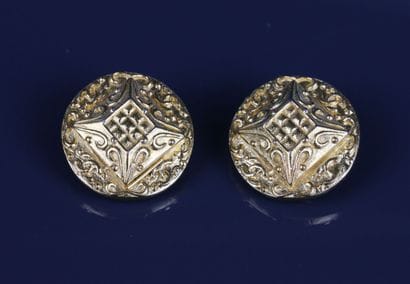CHANEL
Paire de clips d'oreilles en métal...
