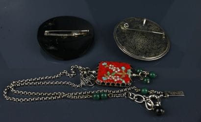 KENZO
Collier sautoir en métal argenté à...