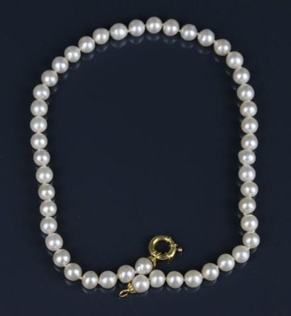 Necklace of cultured pearls, snap clasp in...
