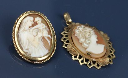 Two pendants in yellow gold 750°/°° featuring...