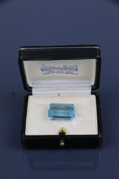 Emerald-cut aquamarine 
Weight: 21.77 carats
In...