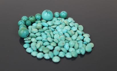 Lot of approx. 200 small turquoise cabochons
Total...