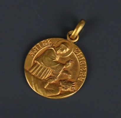 Religious medal in yellow gold 750°/°° engraved...