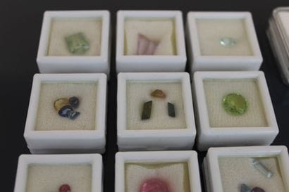 Important lot of gemstones including:
2 shell-shaped...