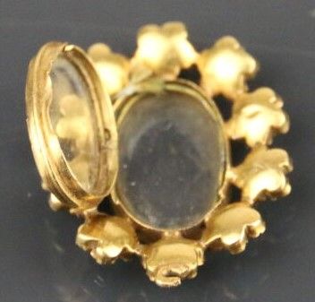 750°/°° yellow gold and glass oval photo...