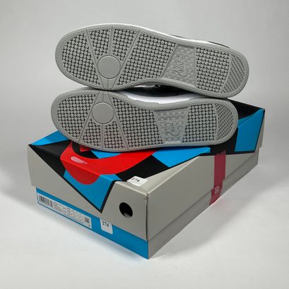 NIKE 
Une paire de basket basse,
Modèle :...