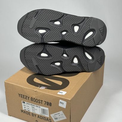 ADIDAS / YEEZY
A pair of low-top sneakers,
Model...