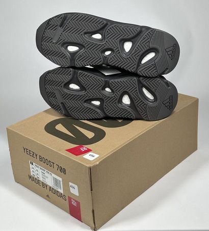 ADIDAS / YEEZY
A pair of low-top sneakers,
Model...
