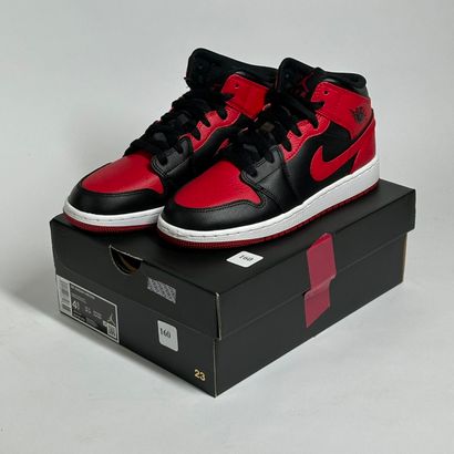 NIKE / JORDAN
Une paire de basket semi montante,
Modèle...