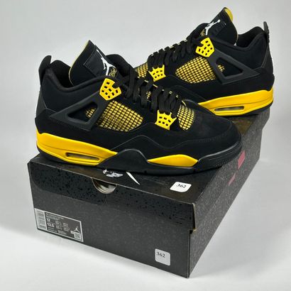 NIKE / JORDAN
A pair of semi-mounted sneakers,
Model...