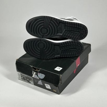 NIKE / JORDAN
A pair of semi-mounted sneakers,
Model:...