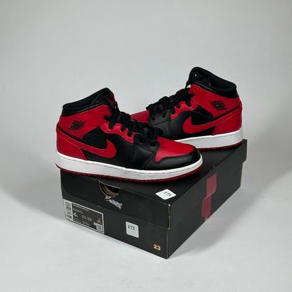 NIKE / JORDAN
Une paire de basket semi montante,
Modèle...