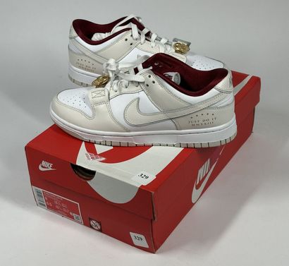 NIKE
A pair of low-top sneakers,
Model :...
