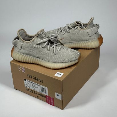 ADIDAS / YEEZY
A pair of low-top sneakers,
Model...