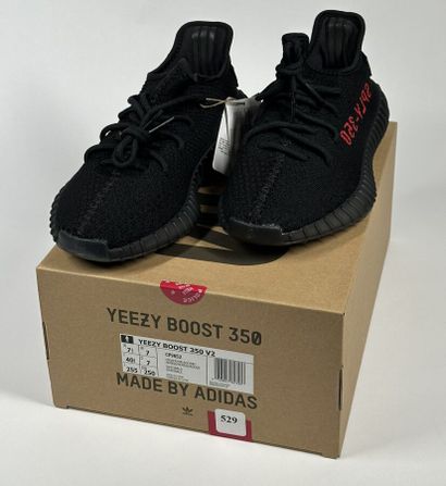 ADIDAS / YEEZY
A pair of low-top sneakers,
Model...