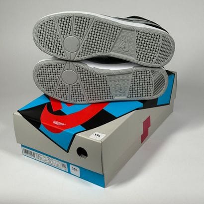 NIKE
A pair of low-top sneakers,
Model :...