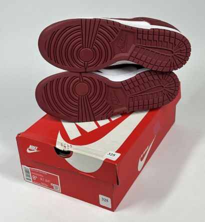 NIKE
A pair of low-top sneakers,
Model :...