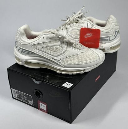 NIKE x SUPREME
A pair of low-top sneakers,
Model...