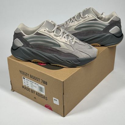 ADIDAS / YEEZY
A pair of low-top sneakers,
Model...