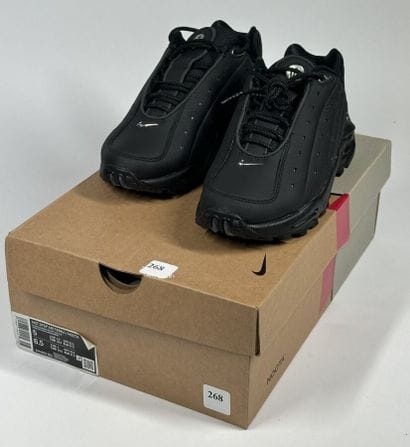 NIKE x NOCTA 
Une paire de basket semi montante,
Modèle...