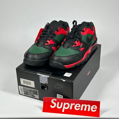 NIKE x SUPREME
Une paire de basket basse,
Modèle...