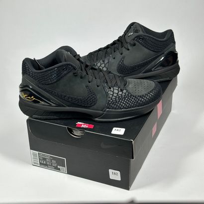 NIKE x KOBE
Une paire de basket basse,
Modèle...
