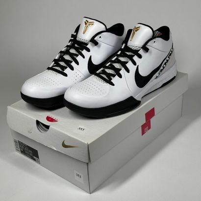NIKE x KOBE
A pair of low-top sneakers,
Model...
