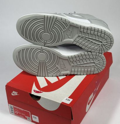 NIKE
A pair of low-top sneakers,
Model :...