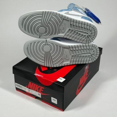 NIKE / JORDAN
A pair of high-top sneakers,
Model...